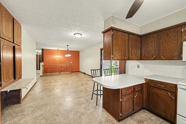 800 Manchester Rd, Salina, KS 67401