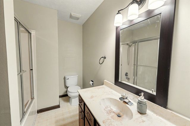 800 Manchester Rd, Salina, KS 67401