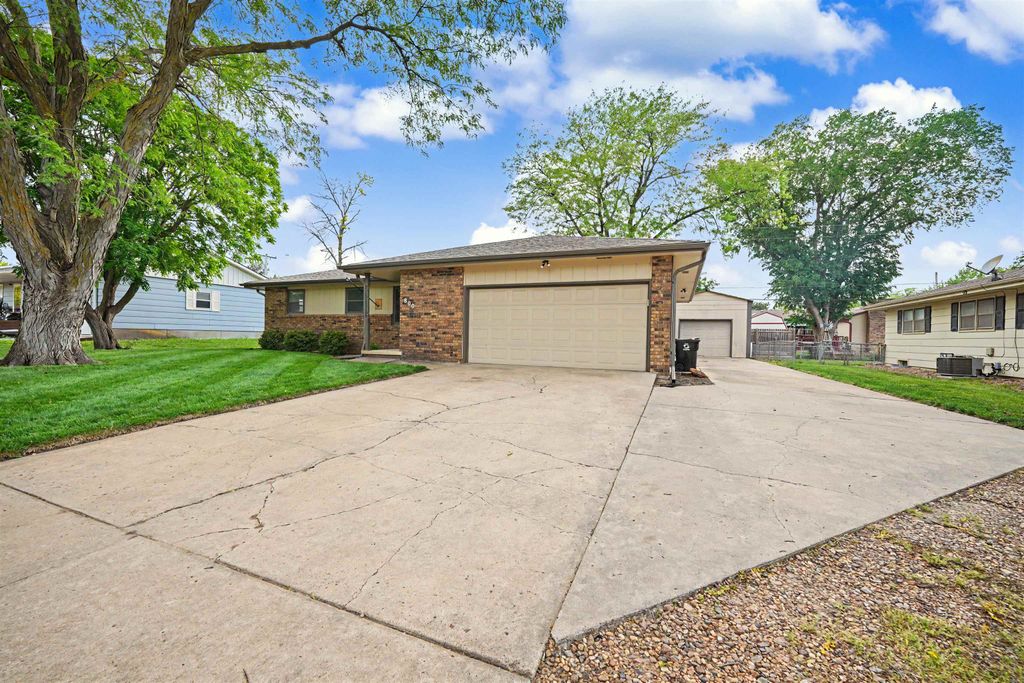 800 Manchester Rd, Salina, KS 67401