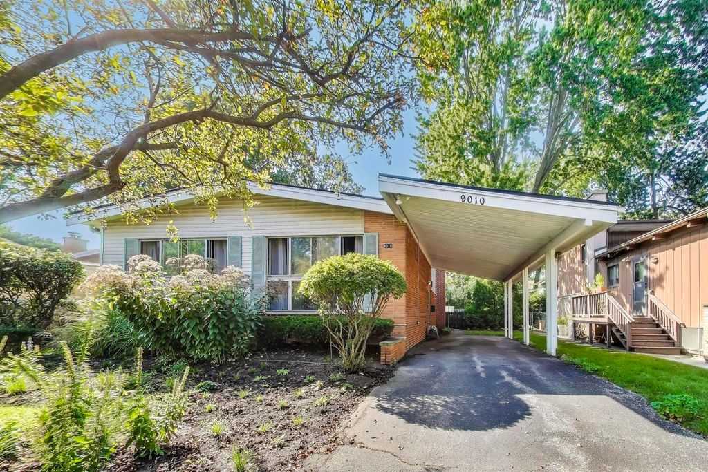 9010 Samoset Trail, Skokie, IL 60076