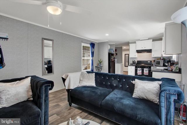 12 MOBILE DR, Thomasville, PA 17364