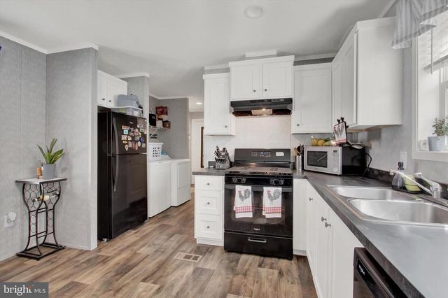12 MOBILE DR, Thomasville, PA 17364