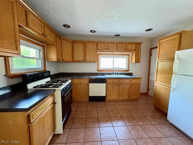 605 Sackett Avenue, Cuyahoga Falls, OH 44221