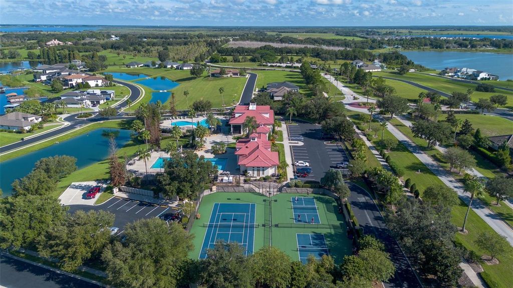Image 10 of property listing at 354 ADAMS VIEW LANE, Auburndale, FL 33823