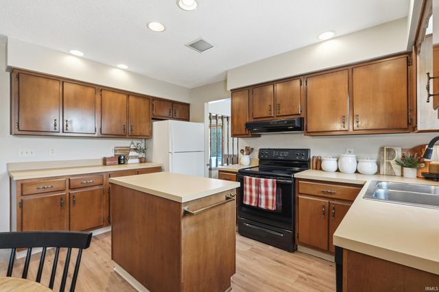 1007 Easton Trail, Fort Wayne, IN 46825