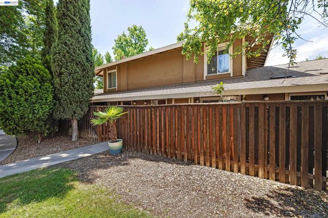 2011 Olivera Rd B, Concord, CA 94520