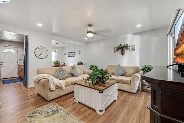 2011 Olivera Rd B, Concord, CA 94520