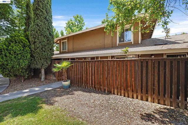 2011 Olivera Rd B, Concord, CA 94520