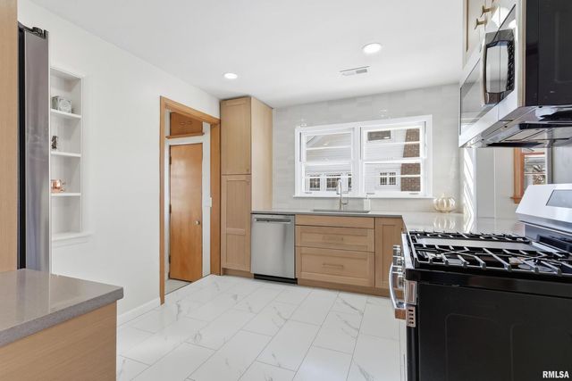 71 CRESTWOOD Terrace, Davenport, IA 52803