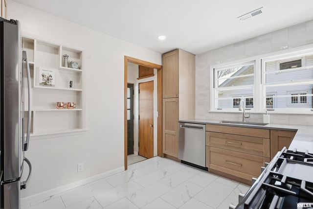 71 CRESTWOOD Terrace, Davenport, IA 52803