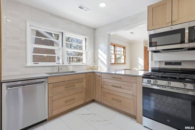 71 CRESTWOOD Terrace, Davenport, IA 52803