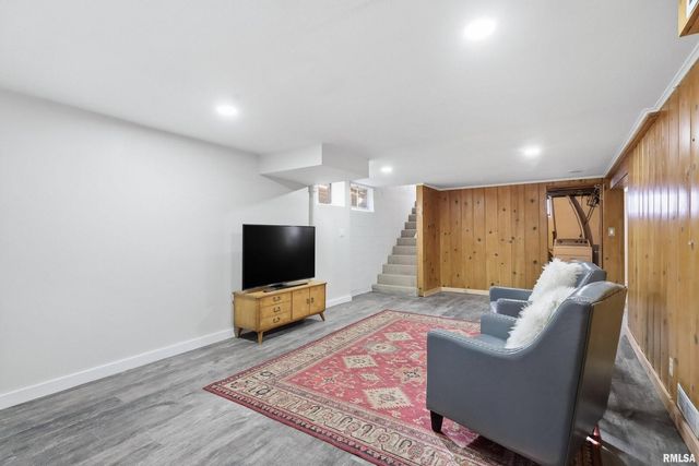 71 CRESTWOOD Terrace, Davenport, IA 52803