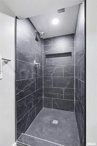 71 CRESTWOOD Terrace, Davenport, IA 52803