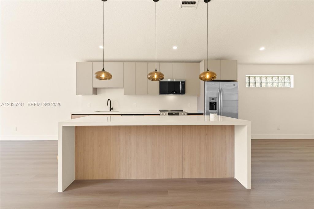 Image 14 of property listing at 15153 NW 89th Pl, Miami Lakes, FL 33018