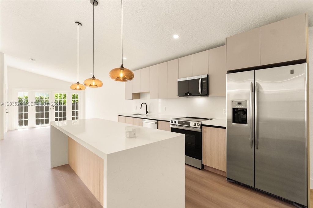 Image 15 of property listing at 15153 NW 89th Pl, Miami Lakes, FL 33018