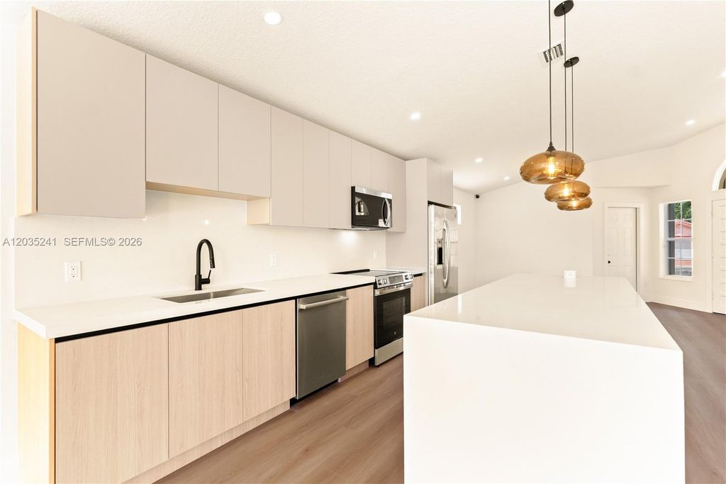 Image 16 of property listing at 15153 NW 89th Pl, Miami Lakes, FL 33018
