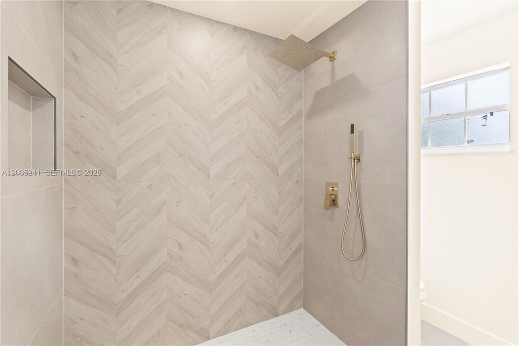 Image 23 of property listing at 15153 NW 89th Pl, Miami Lakes, FL 33018