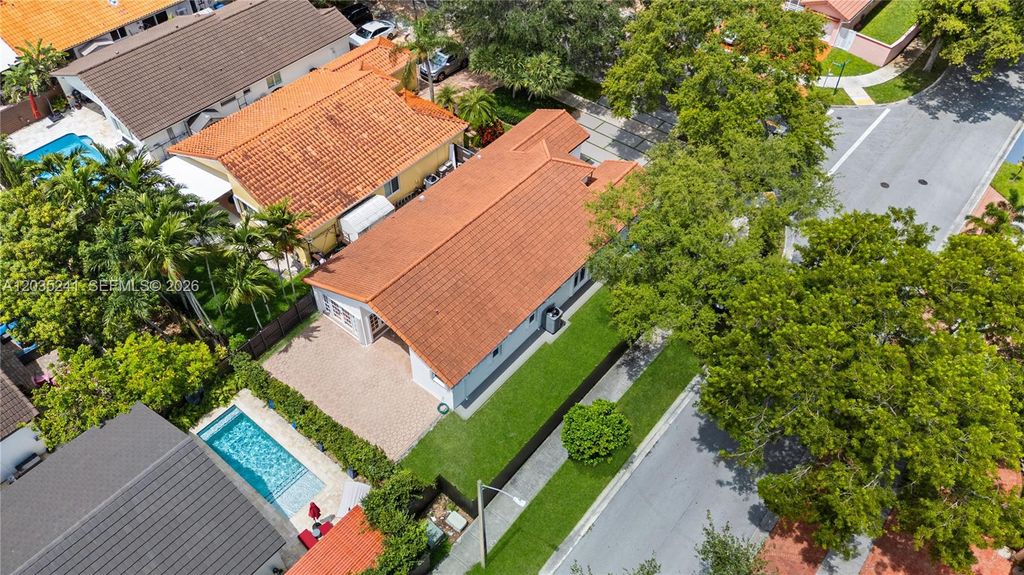 Image 6 of property listing at 15153 NW 89th Pl, Miami Lakes, FL 33018