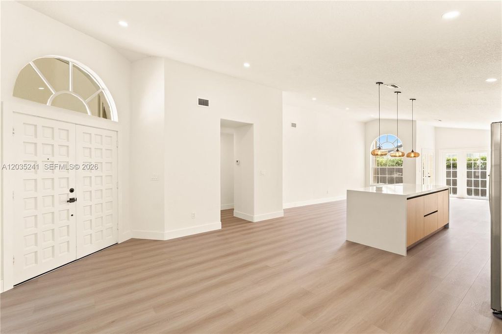 Image 7 of property listing at 15153 NW 89th Pl, Miami Lakes, FL 33018