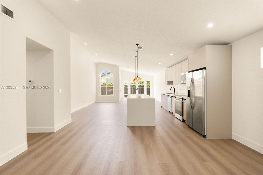 Image 8 of property listing at 15153 NW 89th Pl, Miami Lakes, FL 33018