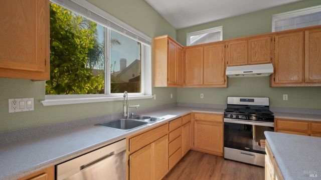 1923 Lansdowne Way, Petaluma, CA 94954