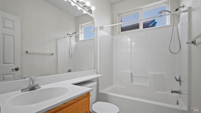 1923 Lansdowne Way, Petaluma, CA 94954