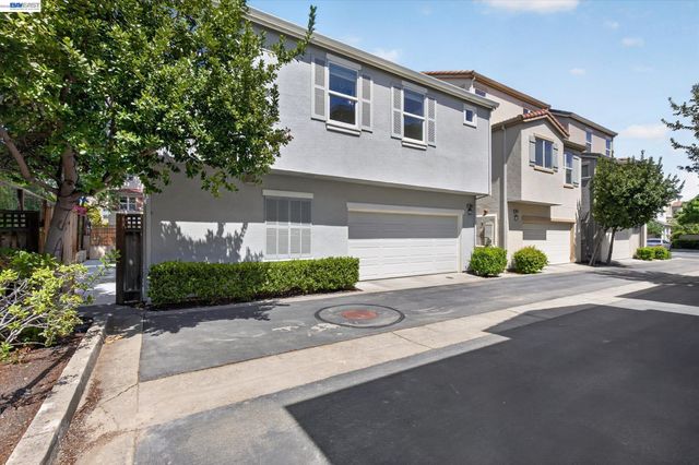 5880 Hillbrook Pl, Dublin, CA 94568