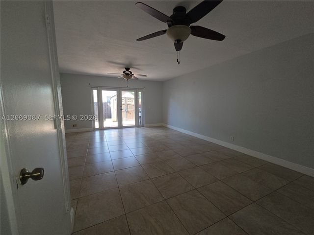 12025 S Las Palmas Dr 12025, Pembroke Pines, FL 33025