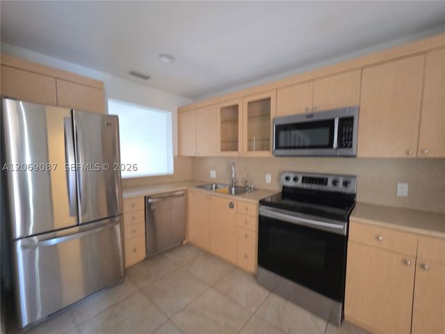 12025 S Las Palmas Dr 12025, Pembroke Pines, FL 33025