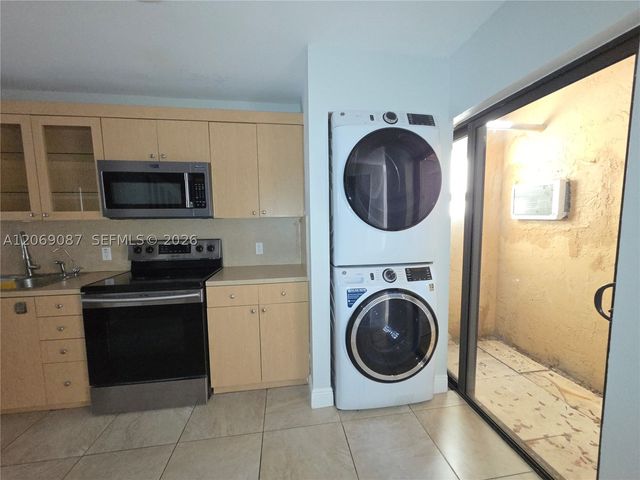 12025 S Las Palmas Dr 12025, Pembroke Pines, FL 33025