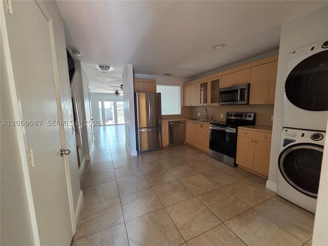 12025 S Las Palmas Dr 12025, Pembroke Pines, FL 33025