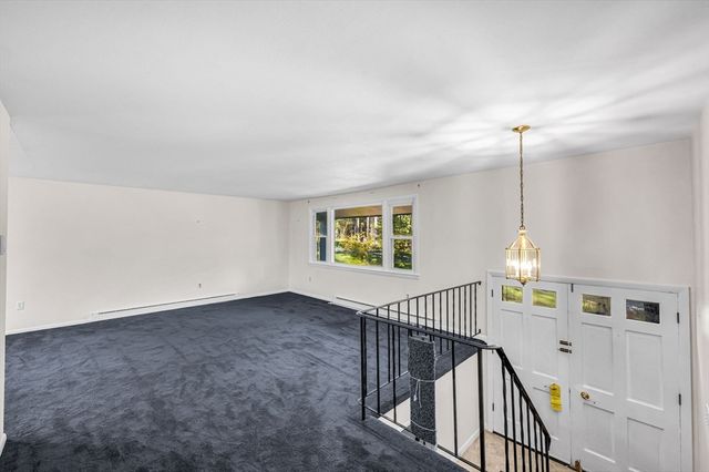 32 Stonewall Dr, Northampton, MA 01060