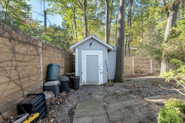 32 Stonewall Dr, Northampton, MA 01060