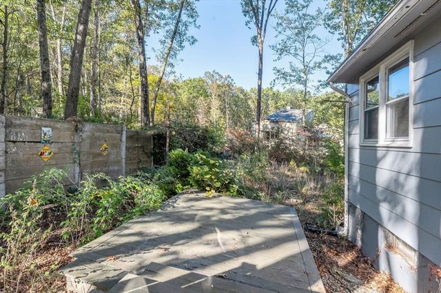 32 Stonewall Dr, Northampton, MA 01060