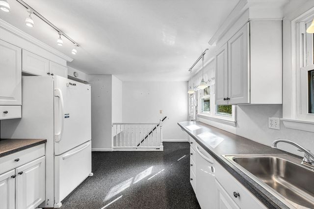 32 Stonewall Dr, Northampton, MA 01060