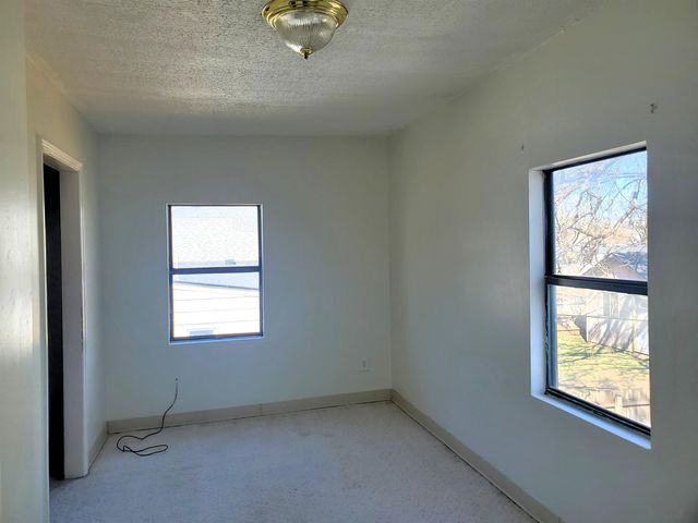 528 N 12th St, Salina, KS 67401