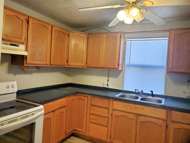 528 N 12th St, Salina, KS 67401