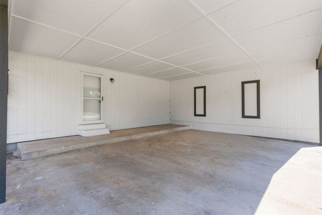 1520 S Lynn Lane Road, Tulsa, OK 74108