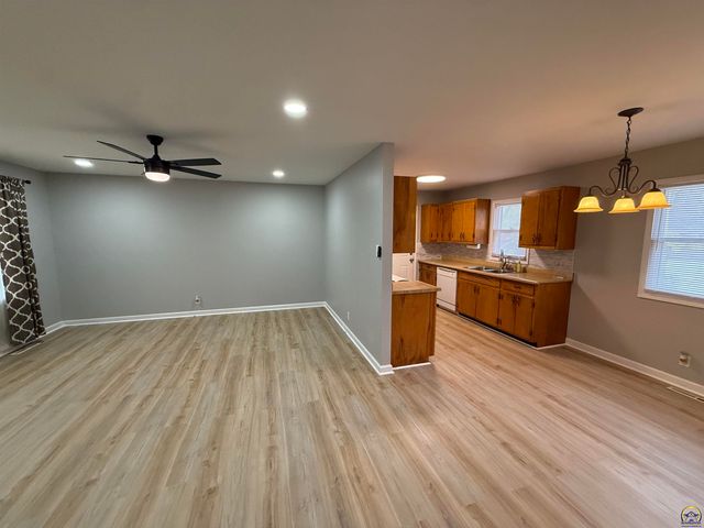 2208 SE Market ST, Topeka, KS 66605