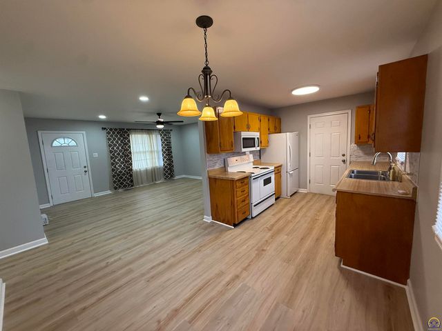 2208 SE Market ST, Topeka, KS 66605