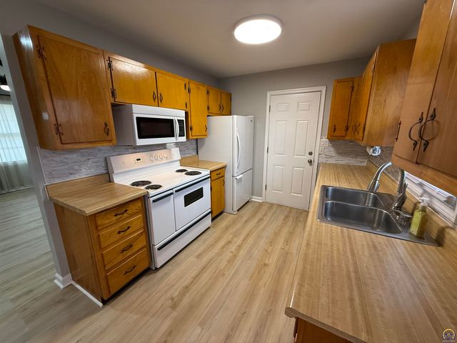 2208 SE Market ST, Topeka, KS 66605