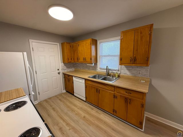 2208 SE Market ST, Topeka, KS 66605