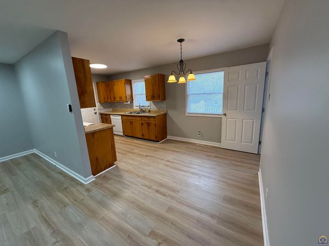 2208 SE Market ST, Topeka, KS 66605