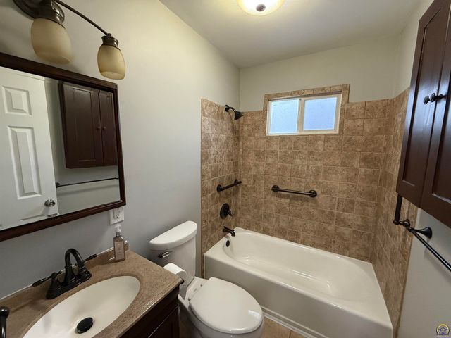 2208 SE Market ST, Topeka, KS 66605