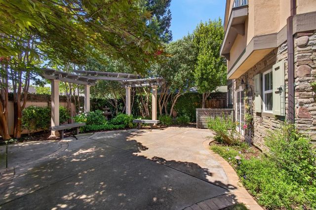 1216 38th St, Sacramento, CA 95816