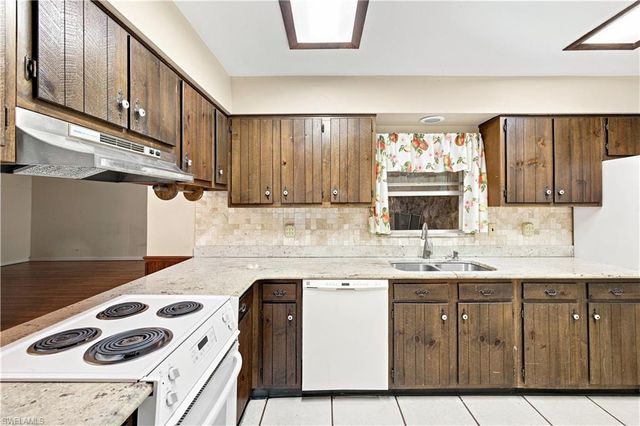 5290 Cypress LN, Naples, FL 34113