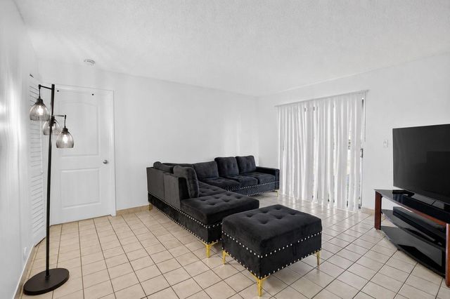 300 Palm Circle W 106, Pembroke Pines, FL 33025