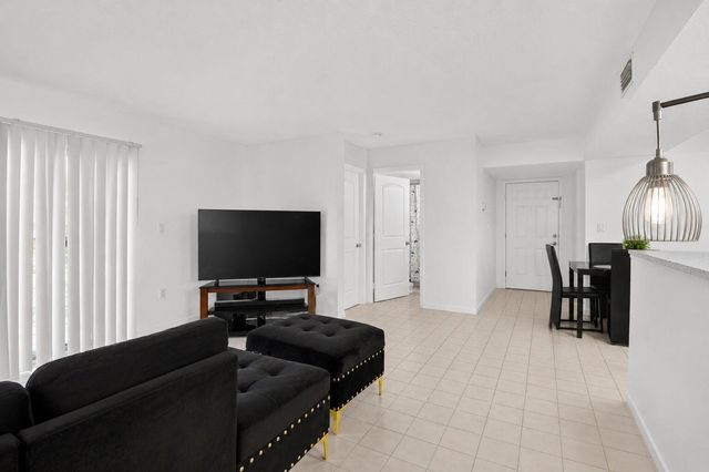 300 Palm Circle W 106, Pembroke Pines, FL 33025