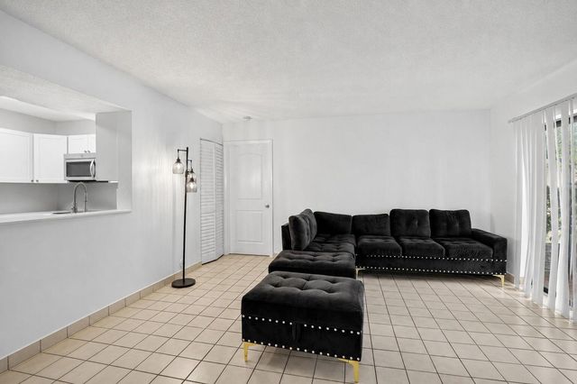 300 Palm Circle W 106, Pembroke Pines, FL 33025