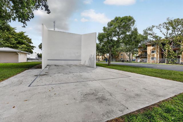 300 Palm Circle W 106, Pembroke Pines, FL 33025